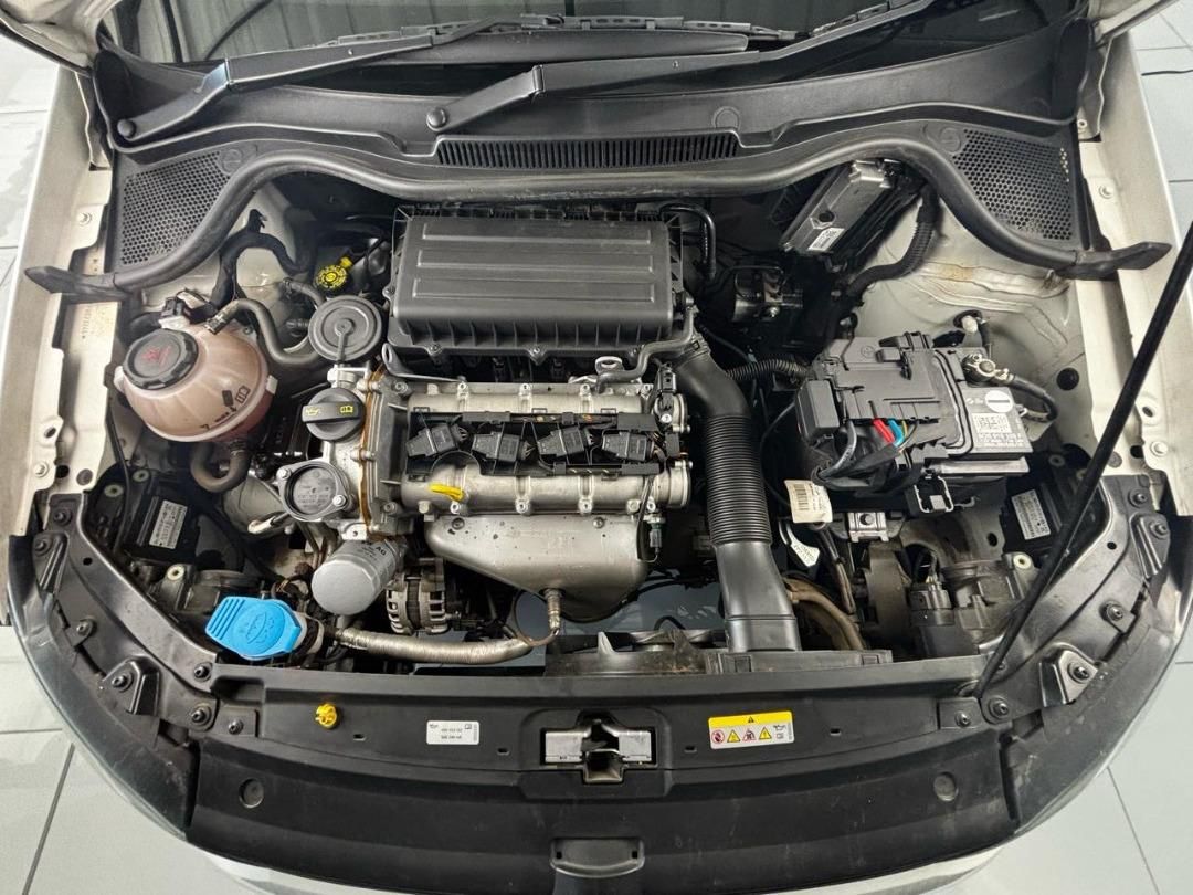 VOLKSWAGEN POLO VIVO HATCH 1.6 HIGHLINE - 9